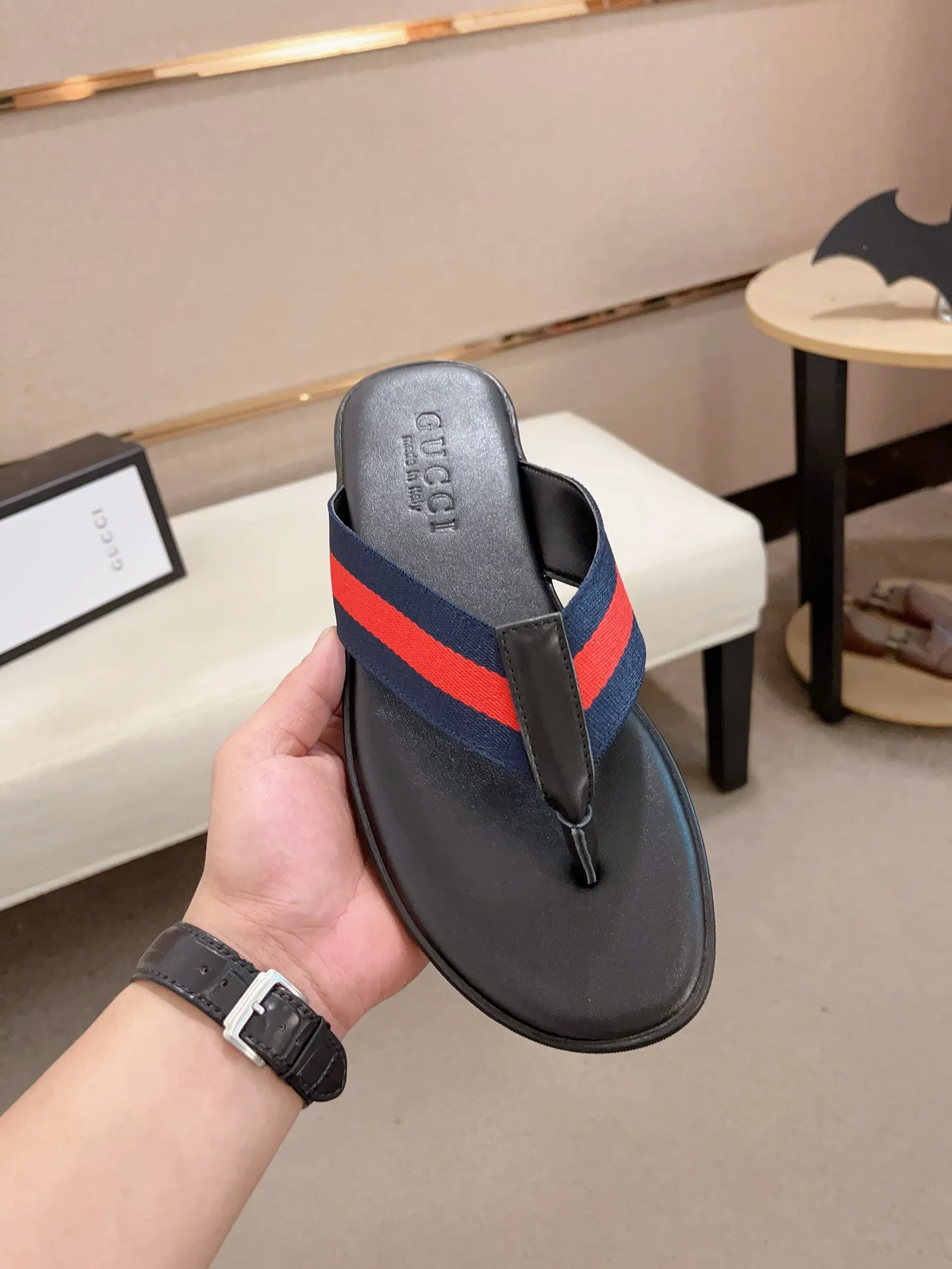 Men's shoes 💰: 240💰 [gucci Gucci slippers] High-end men's shoes brand official website 1:1 latest masterpiece: original mold customization, the fabric is made of imported original materials, upgraded outsole, lighter and non-slip. The market's top quality, simple yet tasteful, a must-have for fashionistas, fashionable at your feet, full of confidence, the same style at the counter 👍The season of summer slippers is here. Code: 38-45
